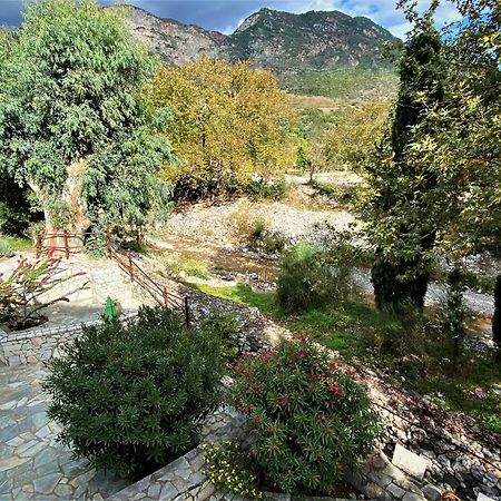 Steinturm Mit Dach-Terrasse Zwischen Fluss, Meer Und Gebirge- Spiti Pirgos Paralia Sergoulas Buitenkant foto