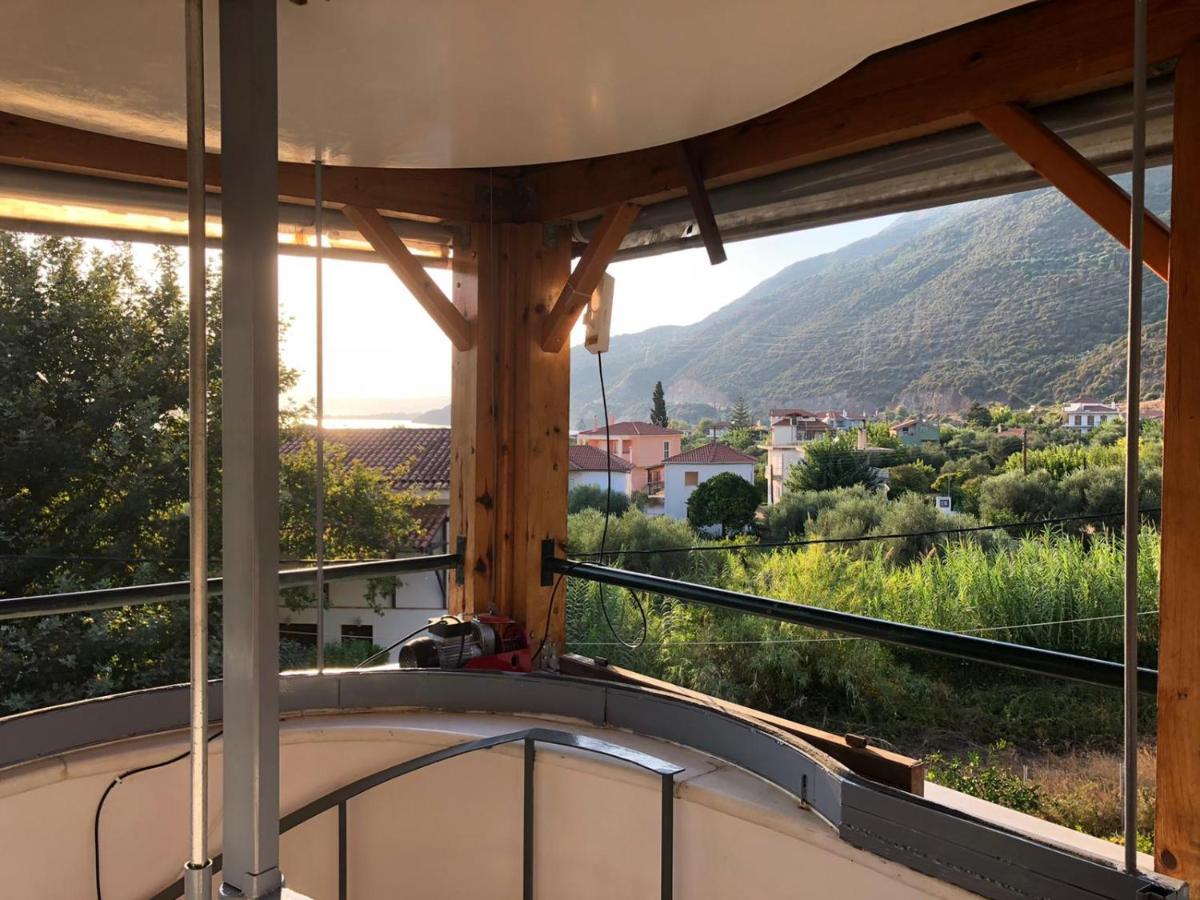 Steinturm Mit Dach-Terrasse Zwischen Fluss, Meer Und Gebirge- Spiti Pirgos Paralia Sergoulas Buitenkant foto