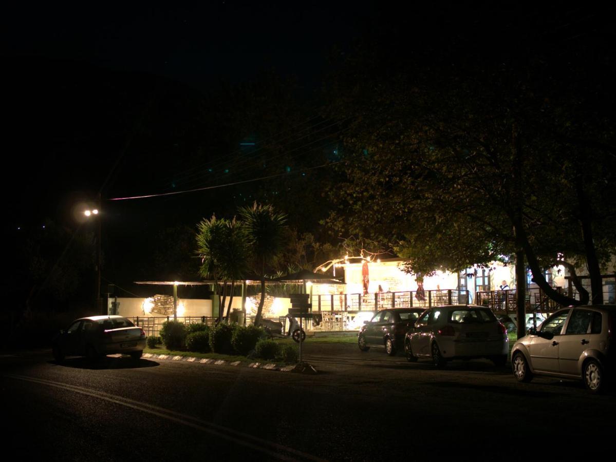 Steinturm Mit Dach-Terrasse Zwischen Fluss, Meer Und Gebirge- Spiti Pirgos Paralia Sergoulas Buitenkant foto