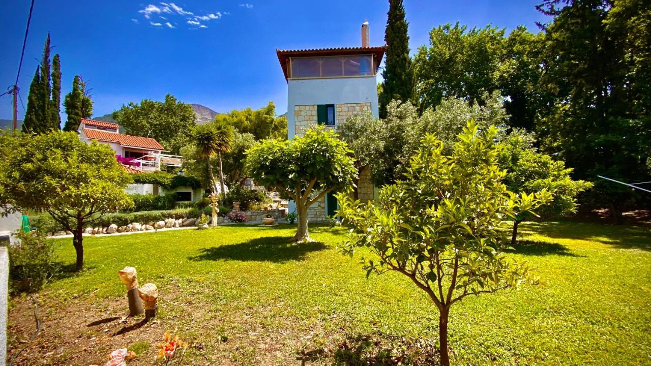 Steinturm Mit Dach-Terrasse Zwischen Fluss, Meer Und Gebirge- Spiti Pirgos Paralia Sergoulas Buitenkant foto