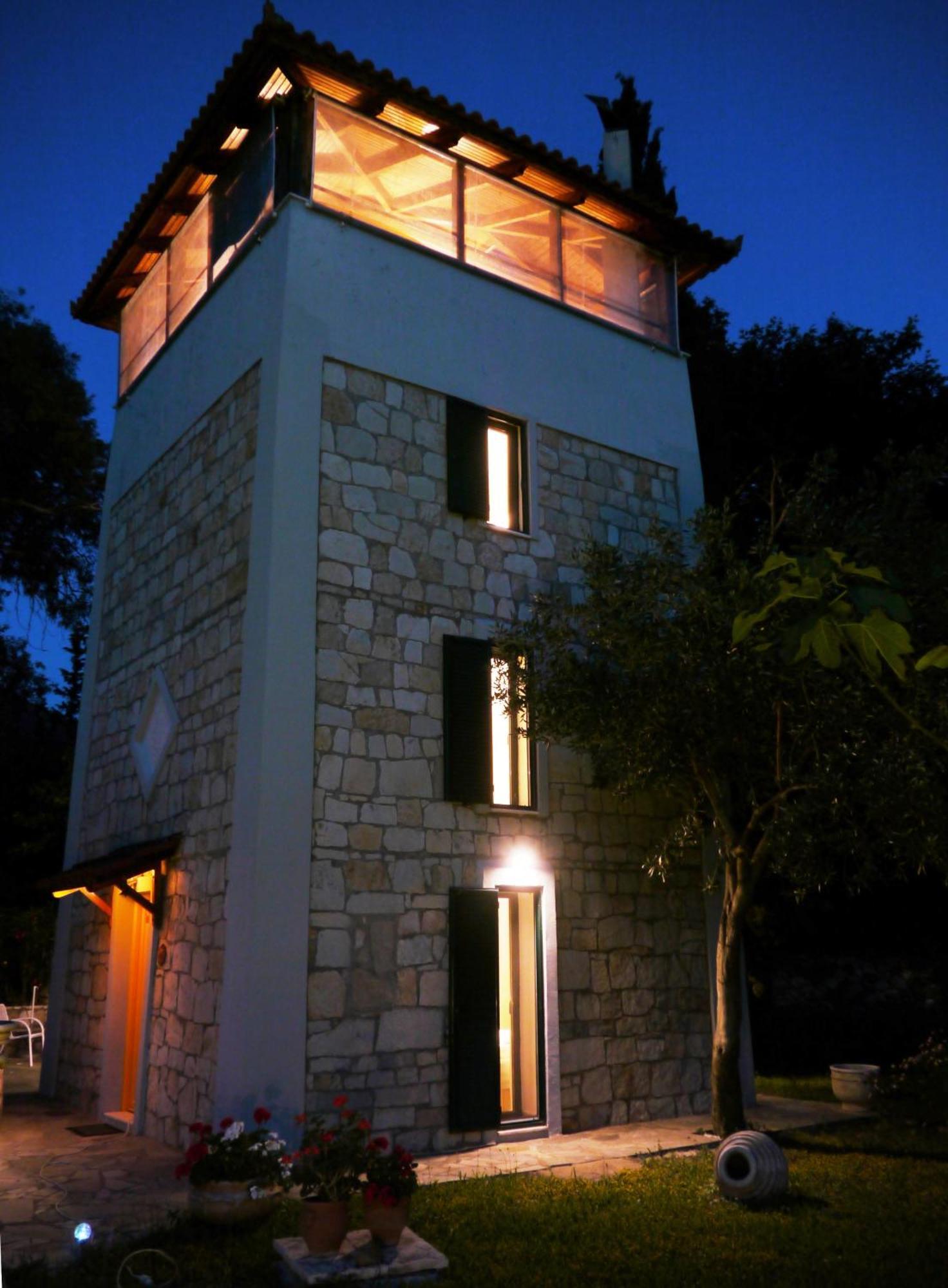 Steinturm Mit Dach-Terrasse Zwischen Fluss, Meer Und Gebirge- Spiti Pirgos Paralia Sergoulas Buitenkant foto