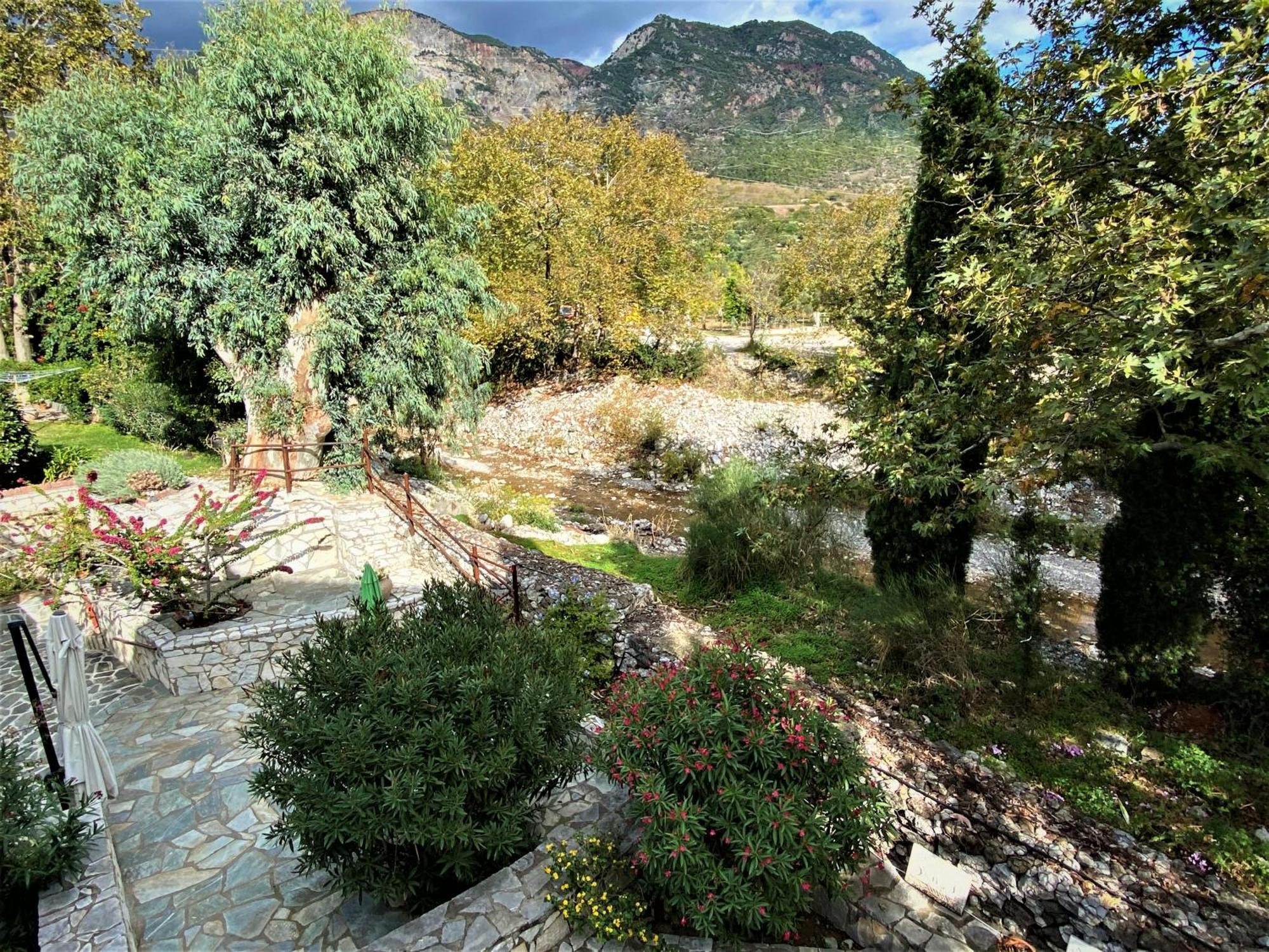 Steinturm Mit Dach-Terrasse Zwischen Fluss, Meer Und Gebirge- Spiti Pirgos Paralia Sergoulas Buitenkant foto