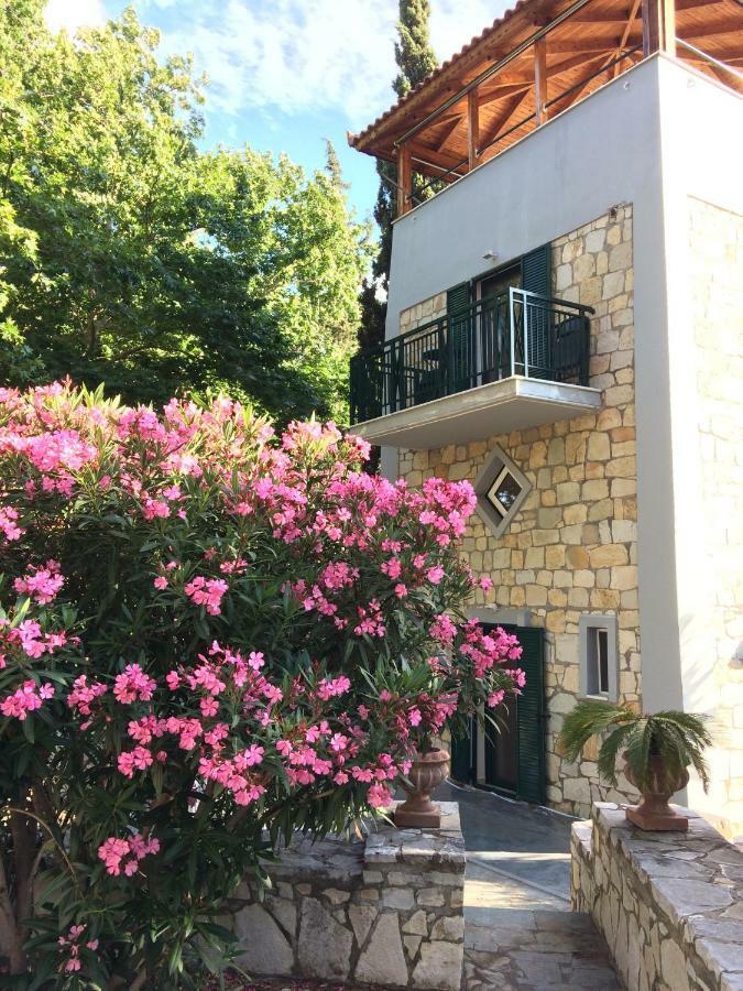 Steinturm Mit Dach-Terrasse Zwischen Fluss, Meer Und Gebirge- Spiti Pirgos Paralia Sergoulas Buitenkant foto